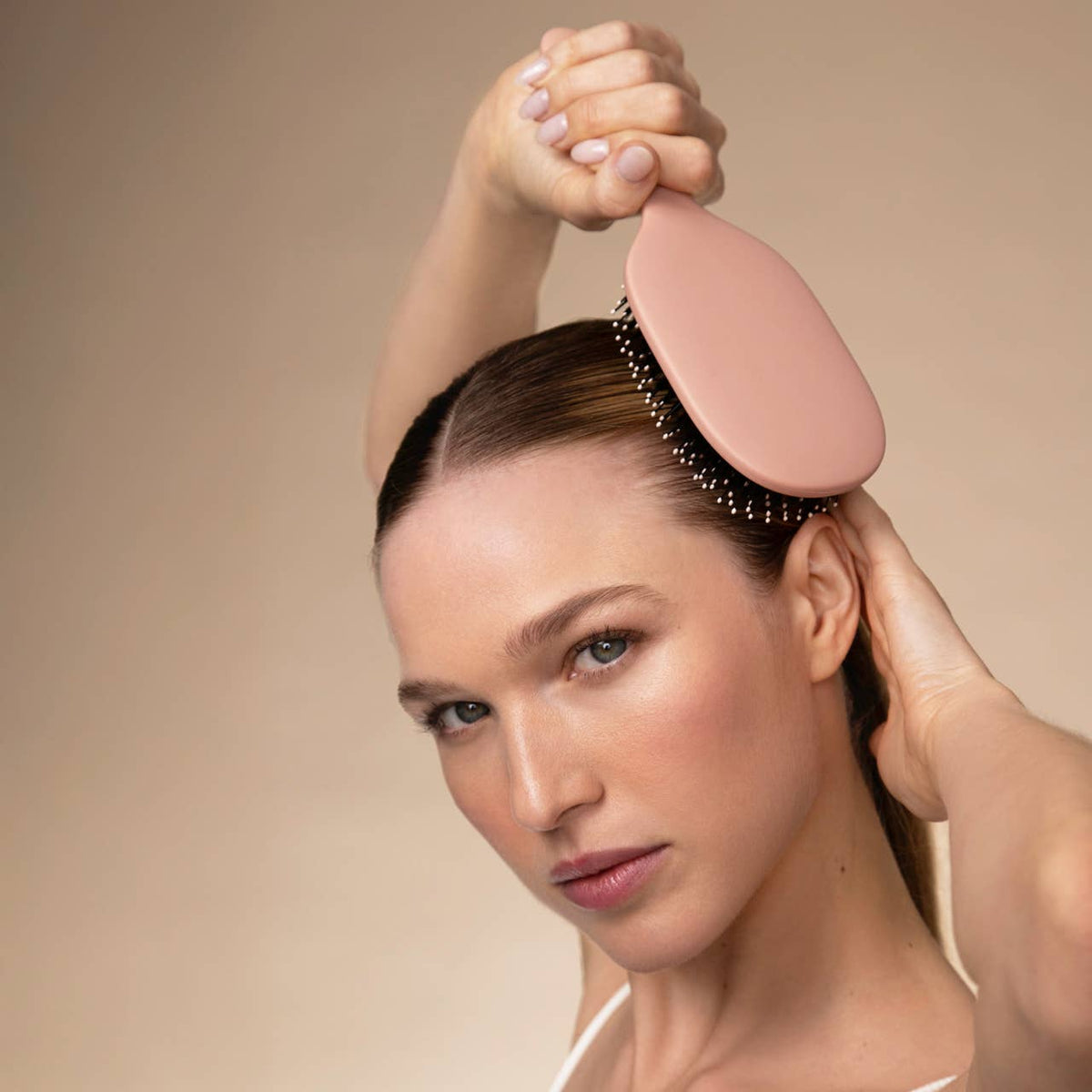 KITSCH Smooth & Polish Brush in terracotta with sleek bristles, ideal for styling and smoothing hair.