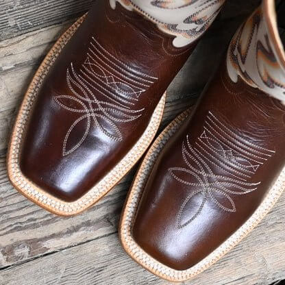 HYER Augusta boots, classic ankle-length shoes with sleek design and sturdy sole, in black leather.