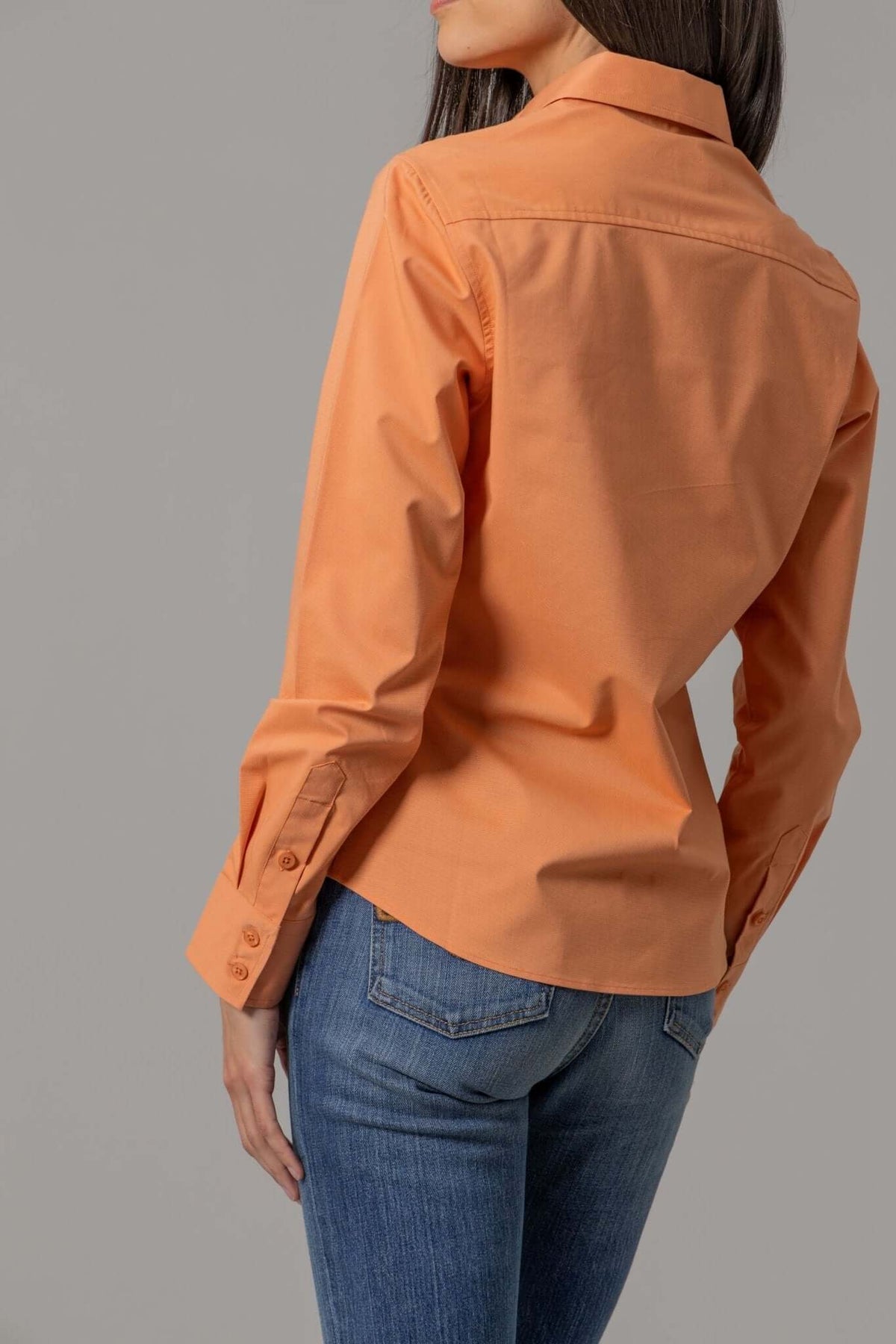 Kimes Linville long sleeve top in soft fabric, featuring a relaxed fit with a crew neckline and subtle detailing.