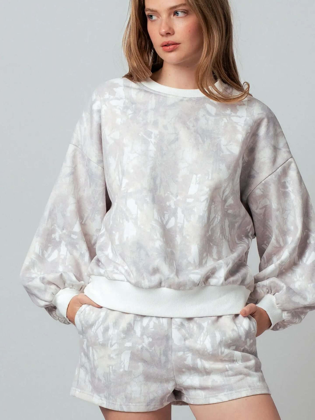 Urban Daizy relaxed leaf print khaki lounge sweatshirt set, comfortable loungewear with a stylish leaf pattern.