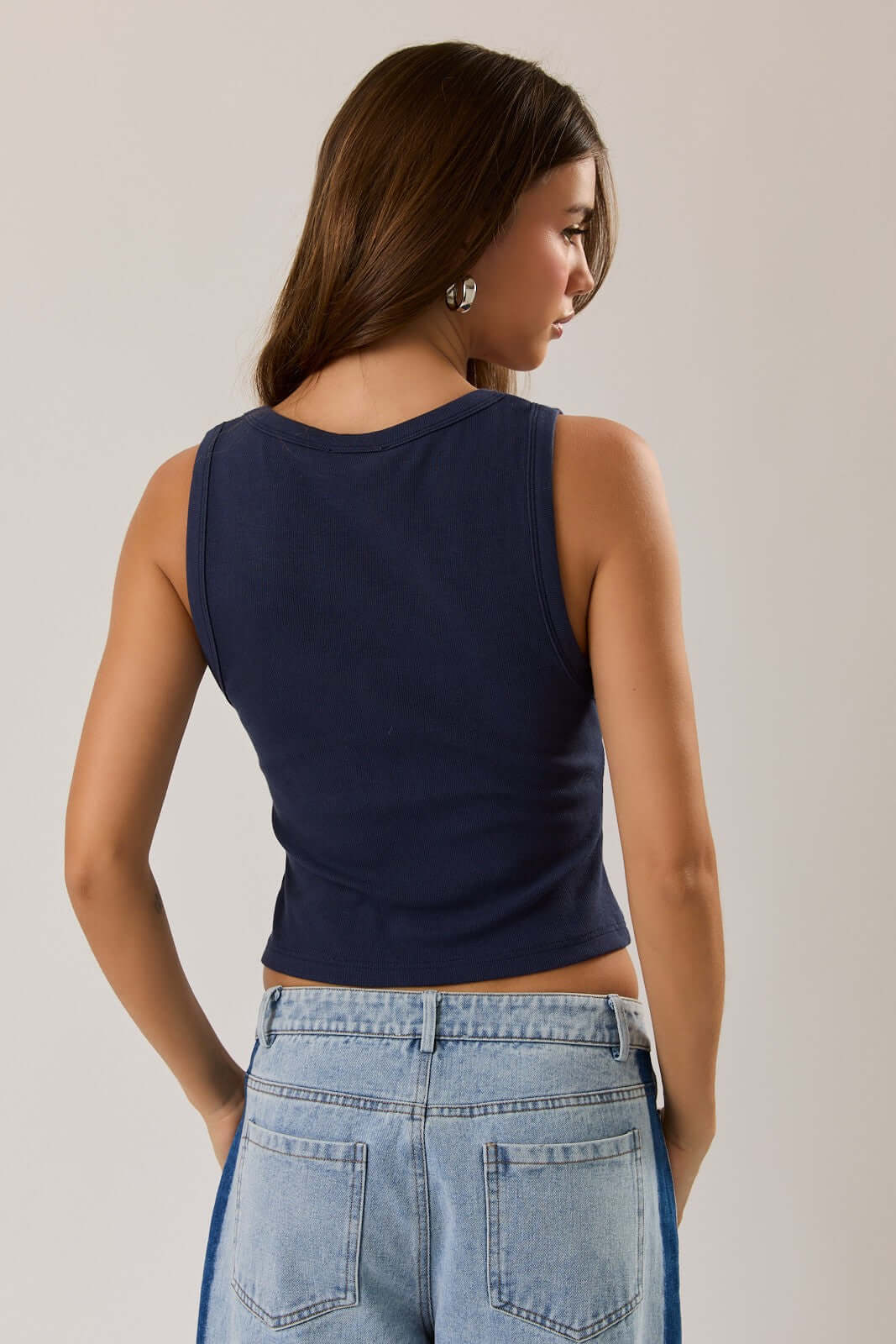 LE LIS U-neck sleeveless ribbed tank top with button detail, casual and stylish for everyday wear