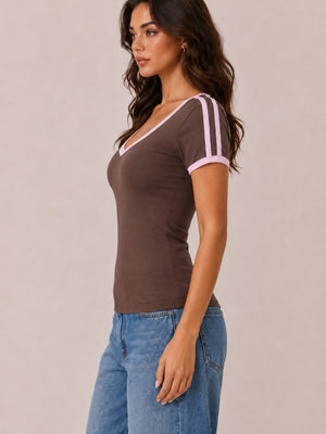 Brown Retro V-Neck Ringer Tee with Pink Contrast Trim – Fitted Short Sleeve Stripe Top