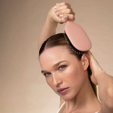 KITSCH Smooth & Polish Brush in terracotta with sleek bristles, ideal for styling and smoothing hair.