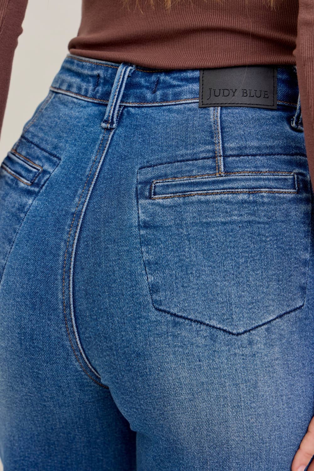 High rise Judy Blue straight column jeans with button fly, back welt pockets, and classic denim style.
