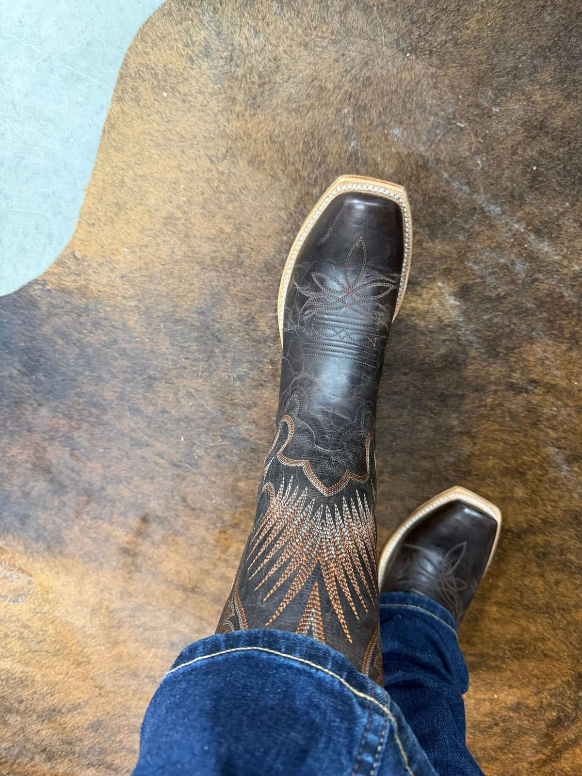 HYER Leawood boots showcasing ankle-high design with a sleek leather finish and stylish lace-up detail.