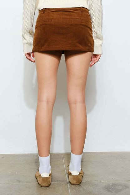 Pretty Garbage Peyton corduroy skort in casual retro style, featuring a trendy design and comfortable fit.