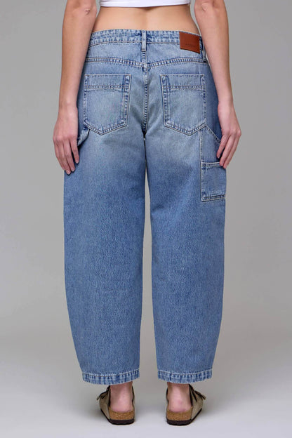 Hidden Jeans Sammie Classic Crop Barrel Jeans, stylish denim bottoms with a cropped, tapered fit and classic wash.