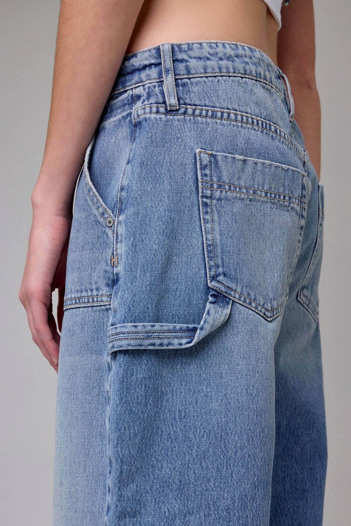 Hidden Jeans Sammie Classic Crop Barrel Jeans, light blue denim bottoms with a high-waisted fit and cropped, tapered leg style.