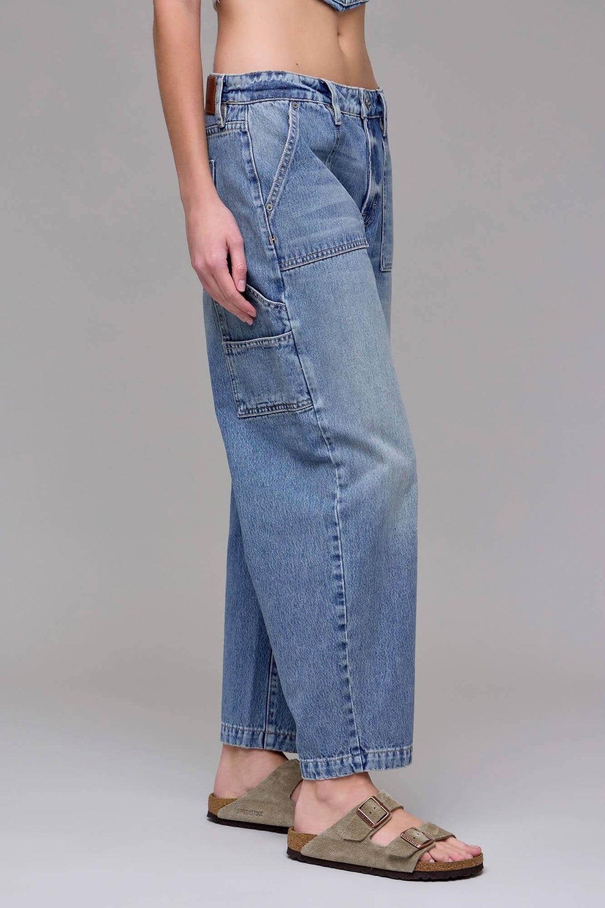 Hidden Jeans Sammie Classic Crop Barrel Jeans, stylish denim bottoms with a cropped, barrel-leg design, shown in a natural pose.