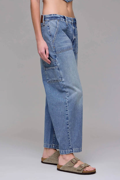 Hidden Jeans Sammie Classic Crop Barrel Jeans, stylish denim bottoms with a cropped, barrel-leg design, shown in a natural pose.