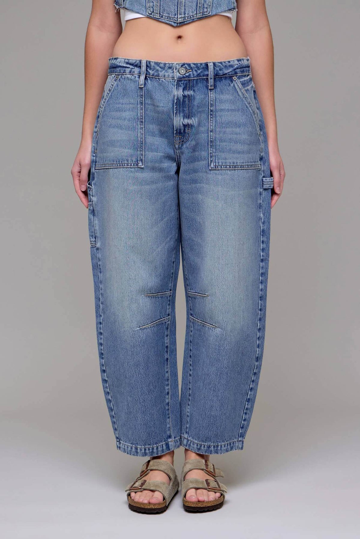 Hidden Jeans Sammie Classic Crop Barrel Jeans, stylish denim bottoms with a cropped fit and relaxed barrel leg silhouette.
