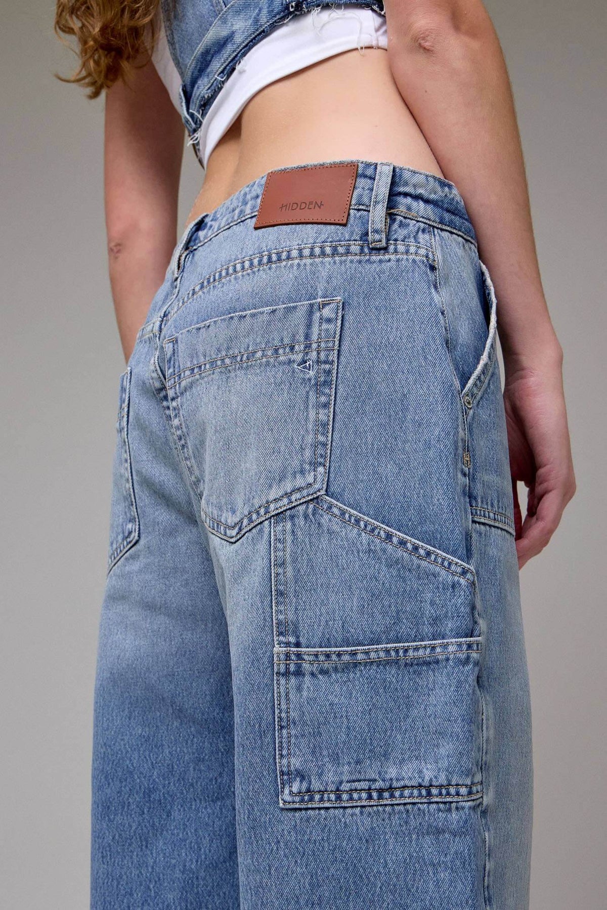 Hidden Jeans Sammie Classic Crop Barrel Jeans, stylish denim bottoms with a cropped fit and barrel-leg design.