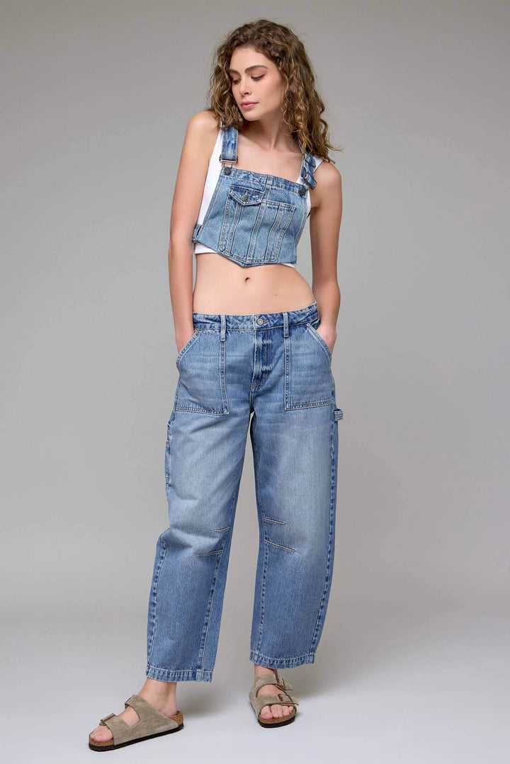 Hidden Jeans Sammie Classic Crop Barrel Jeans, light wash denim with a high waist and cropped, wide-leg fit, displayed on a model.