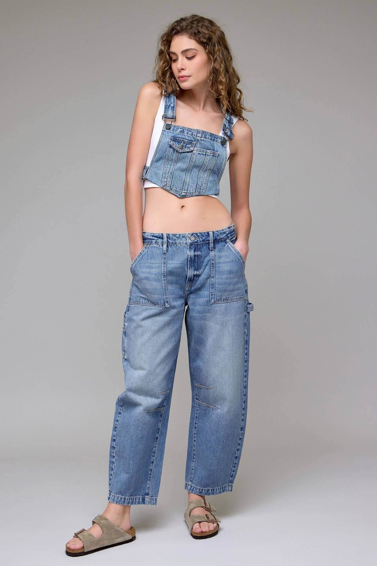 Hidden Jeans Sammie Classic Crop Barrel Jeans in denim, showcasing high-rise fit and cropped style with front and back pockets.